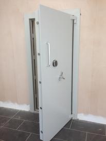 . National Safes    Vault Doors from the midlands Willenhall West Midlands National Safes